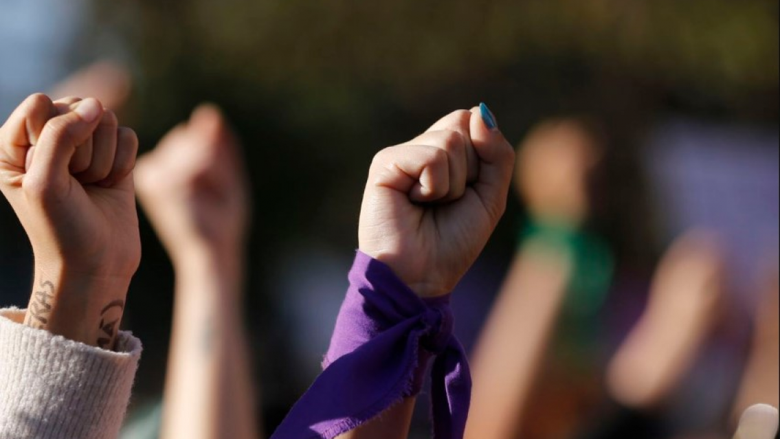 Indignación con el bono de casi 100 mil pesos que darán por el "Día de la mujer". ¿Al final?