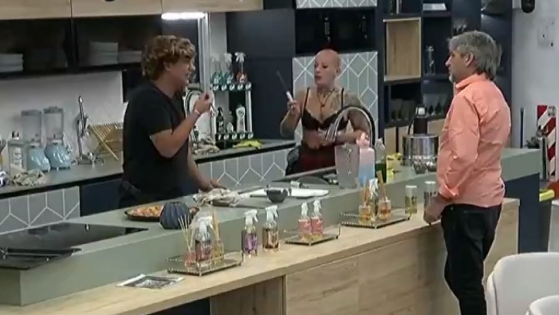 Furia encaró a Emma con un cuchillo en la mano: "¿Por qué pusiste a Catalina en placa?"