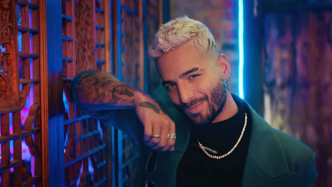 Maluma cay� de shorts a un bar, no lo reconocieron, casi no lo dejan pasar y se arm�