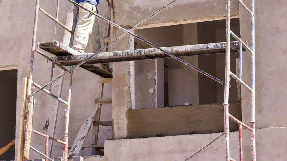 Terrible accidente en Jujuy: un albañil cayó 4 metros de una obra