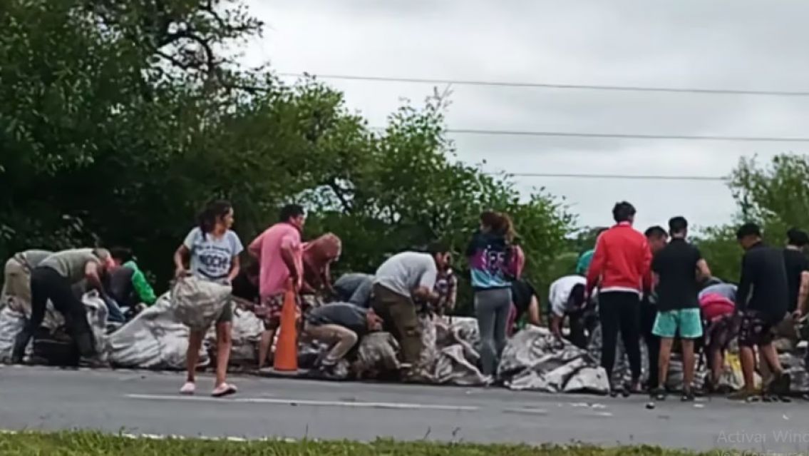Volcó un camión que transportaba cervezas, centenares de vecinos lo saquearon y un policía resultó herido