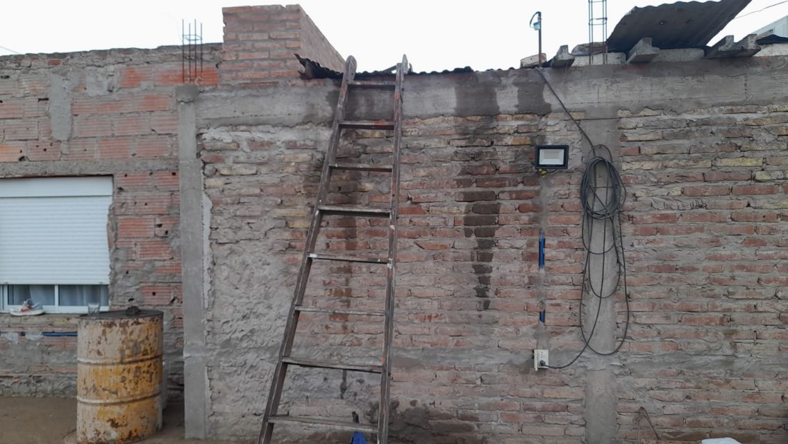 Jujeña subió al techo y cayó: la internaron y se dieron cuenta del terror que sufría