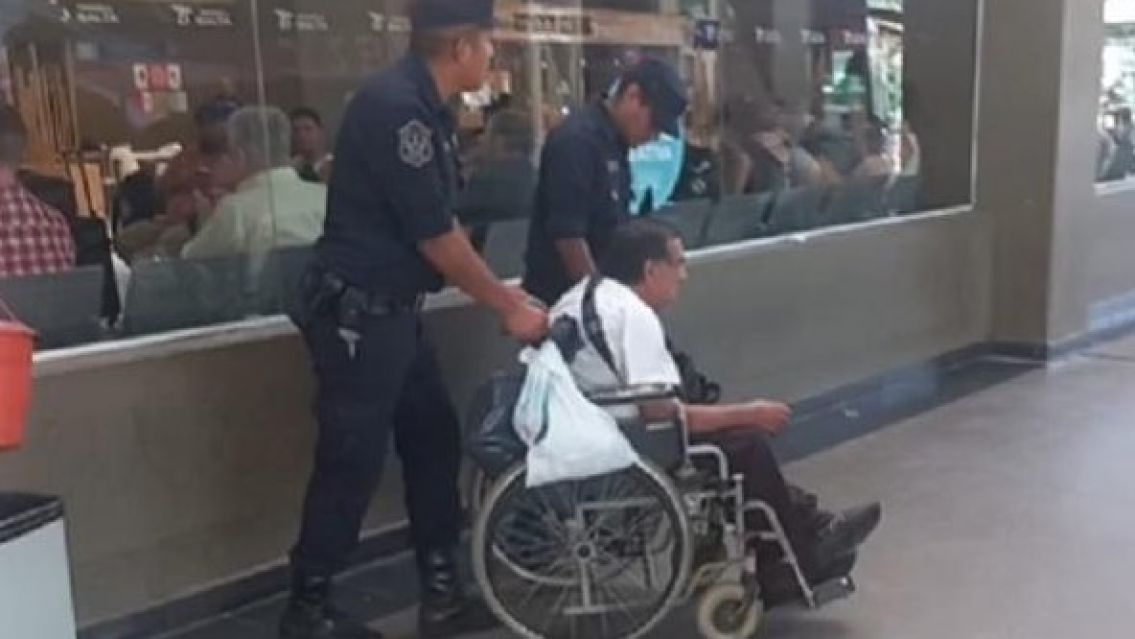 Sus hijos lo abandonaron y ahora vive en la Terminal: el drama de abuelo