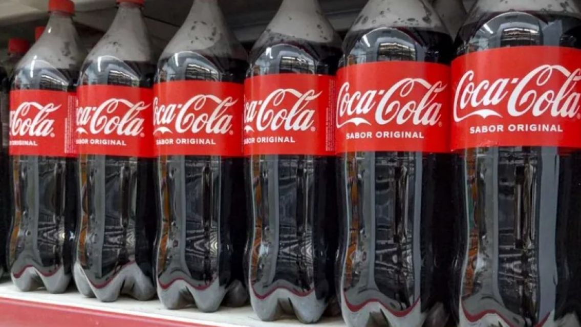 Por la caída del consumo, Coca Cola sale a rematar las gaseosas en la góndola
