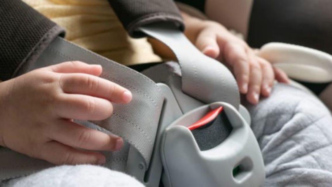 Un nene est� grave tras quedar seis horas encerrado en el auto por un "olvido" de sus padres