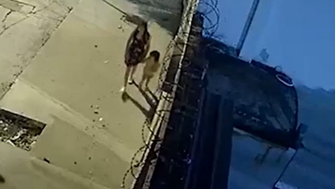 Intentaron de todo para robarle a una mamá y su hijita: qué pasó