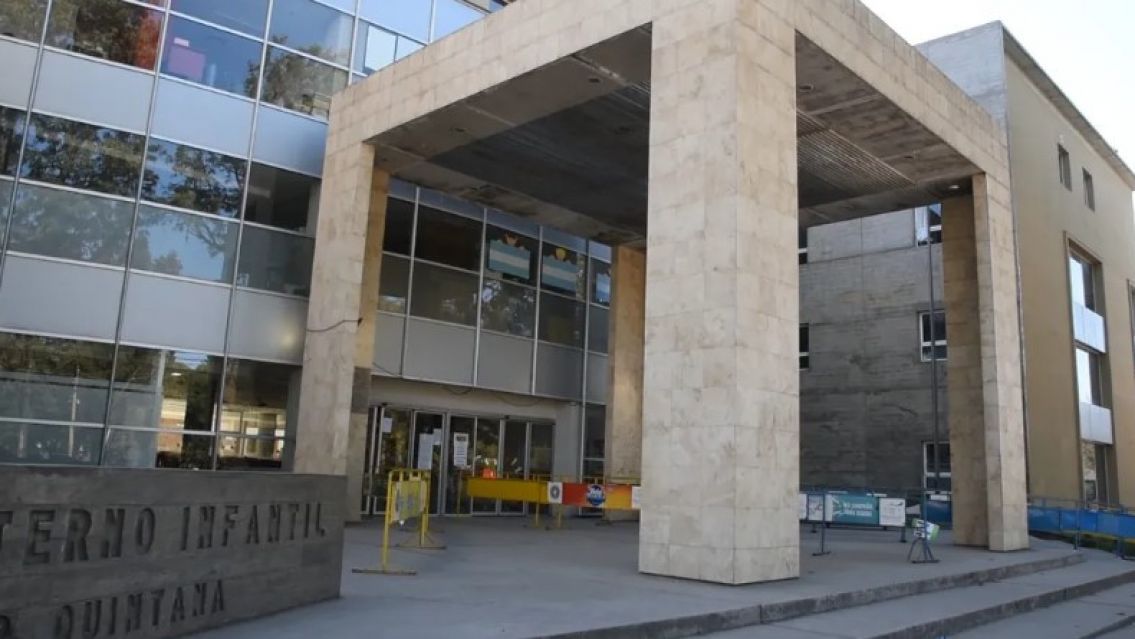 Asaltaron a una mamá y tiraron a su bebé de un mes al piso: La internaron de urgencia