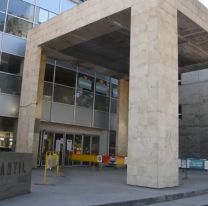 Asaltaron a una mamá y tiraron a su bebé de un mes al piso: La internaron de urgencia
