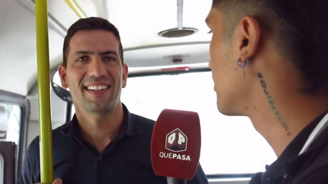 Pol�ticos en bondi: Subimos a Manuel Quintar a un colectivo 