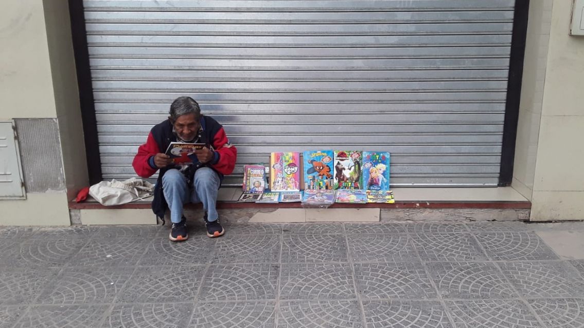 Abuelito jujeño vende libritos de niños en busca de sobrevivir a la crisis