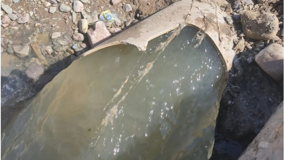 Descubrieron un ca�o de cloaca que contamina el R�o Chico: Prohibido ba�arse