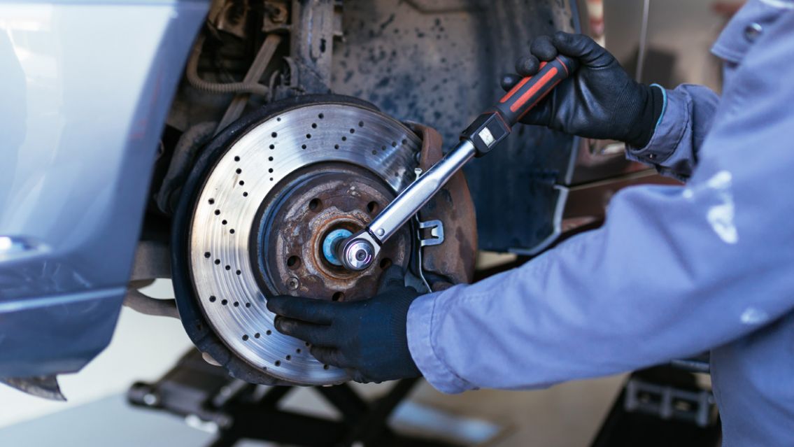  Llev� su auto a un taller a que arreglen los frenos y termin� siendo un h�roe