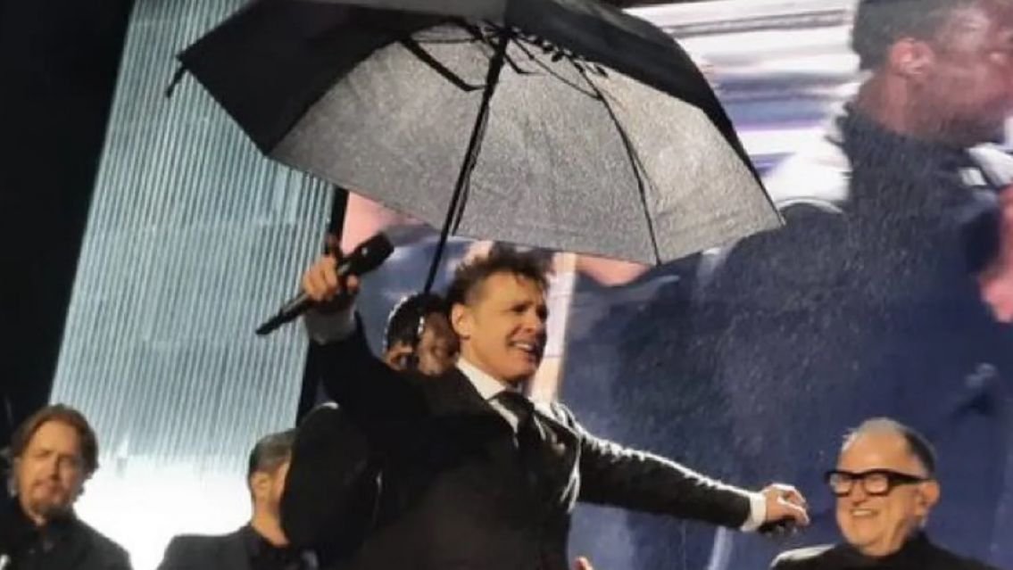 Luis Miguel clav� a sus fans por la lluvia: "No se quer�a mojar"