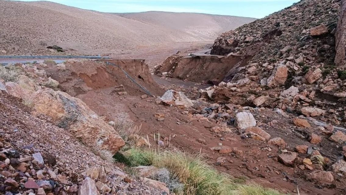 Impactante: El temporal en Jujuy parti� una ruta en dos 