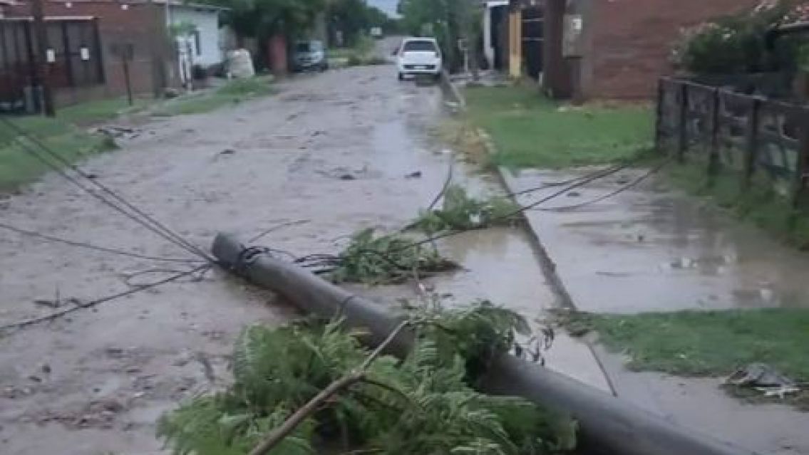 En Güemes cayó un tremendo temporal: suspendieron las clases y está todo destruido