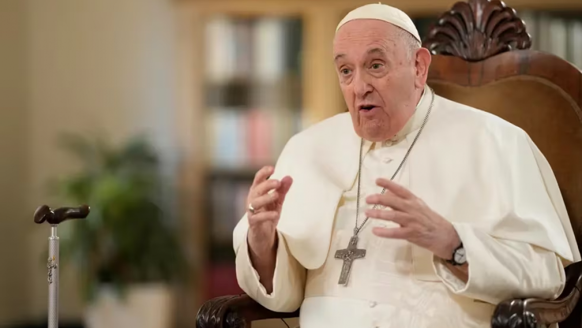 "Decidimos juntos que sería mejor para él no vivir escondido", el Papa y el matrimonio igualitario