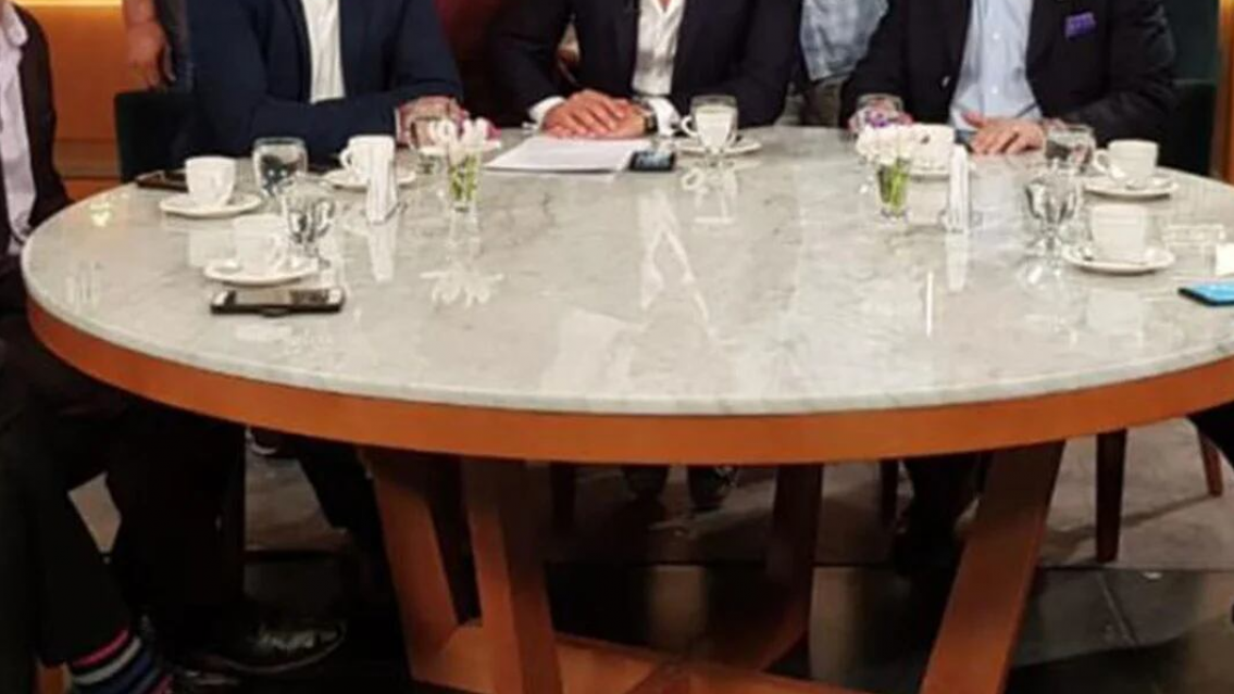 Totalmente abandonada, así está la tumba del ídolo de "Polémica en el bar"