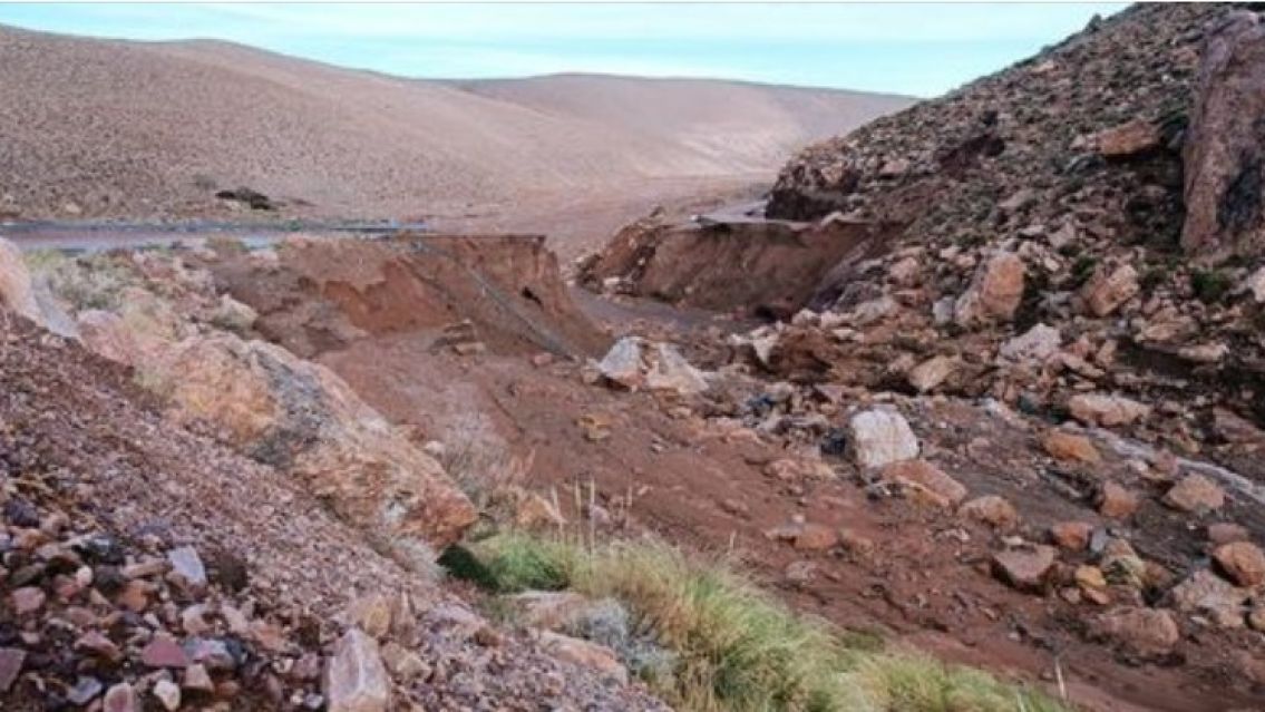 Ruta 52 completamente cortada: El temporal se llev� toda la calzada