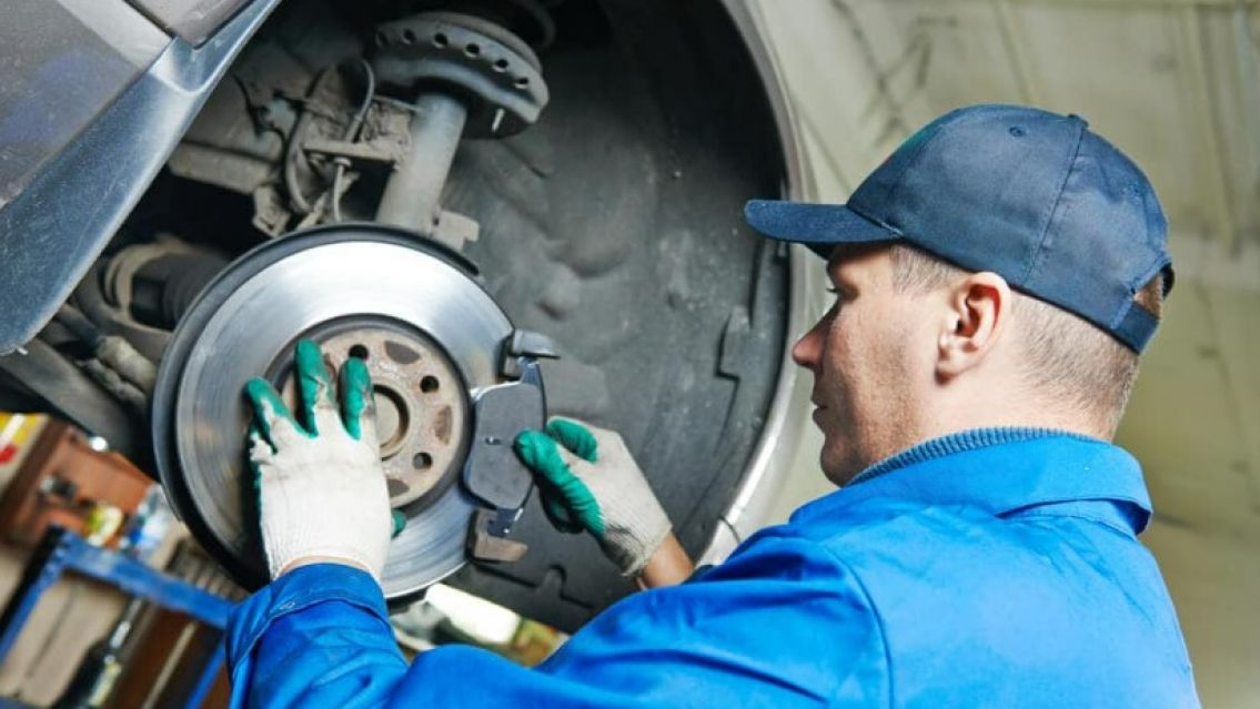 Llev� su auto a un taller a que arreglen los frenos y termin� siendo un h�roe