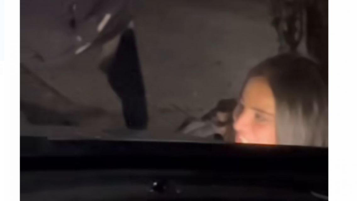 En medio de la madrugada, filmaron a la salte�a de Gran Hermano haciendo pis en la calle