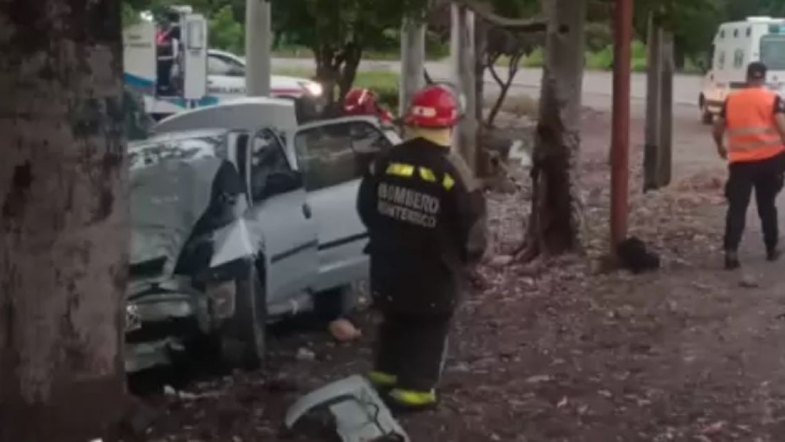 Tragedia en Jujuy: Salió con su familia, el auto se descontroló y chocó con un árbol