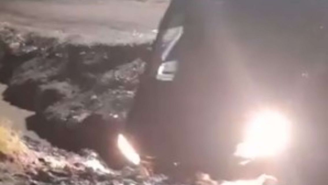Un auto cay� adentro de un bache en Palpal�: Las calles cada d�a peor