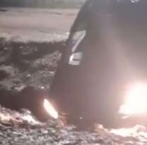 Un auto cay&oacute; adentro de un bache en Palpal&aacute;: Las calles cada d&iacute;a peor