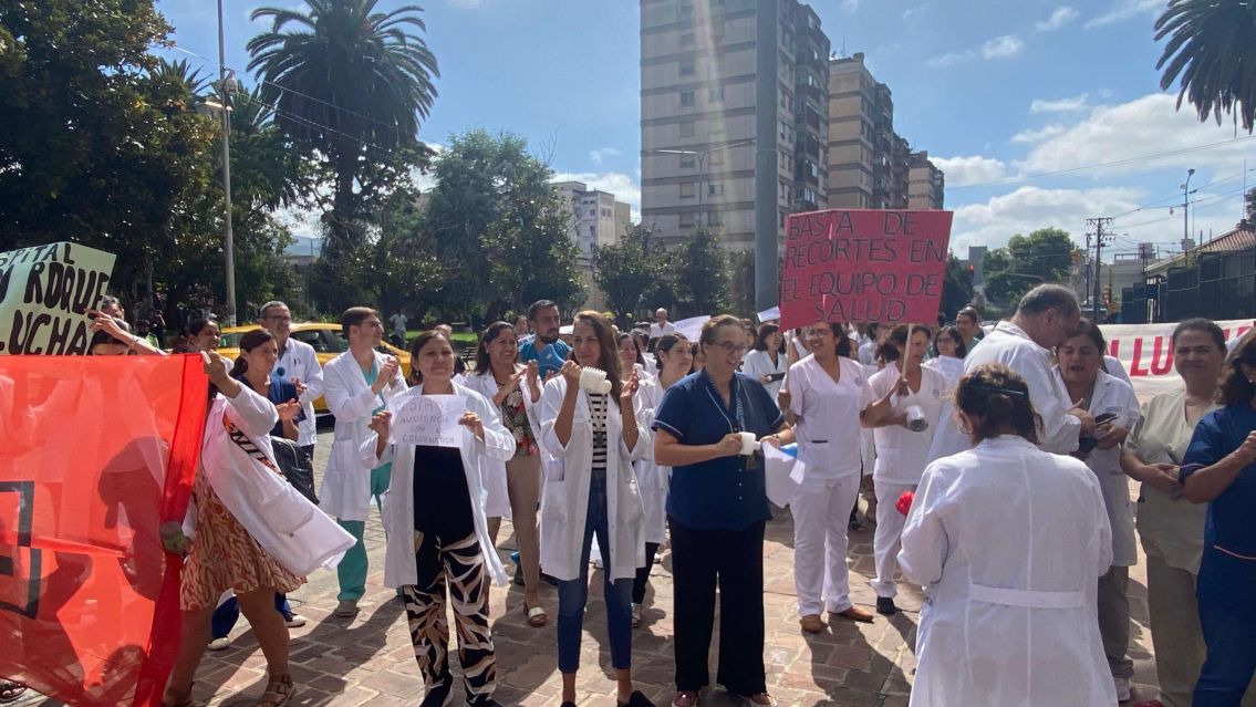  M�dicos juje�os marchan por aumentos y mejores condiciones laborales 