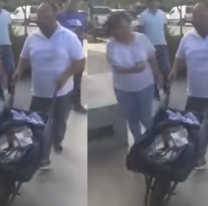 Le vino tanto en la boleta de luz que fue a pagar con la plata en una carretilla