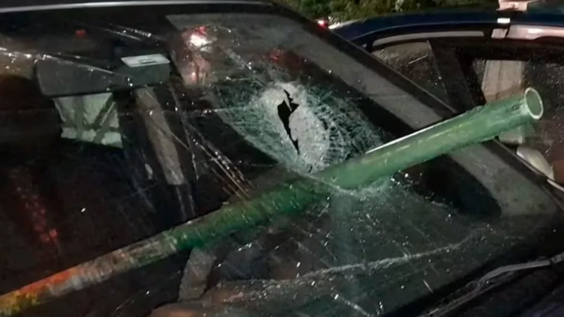 Le tiraron un caño sobre el auto cuándo iba camino al trabajo: casi no la cuenta