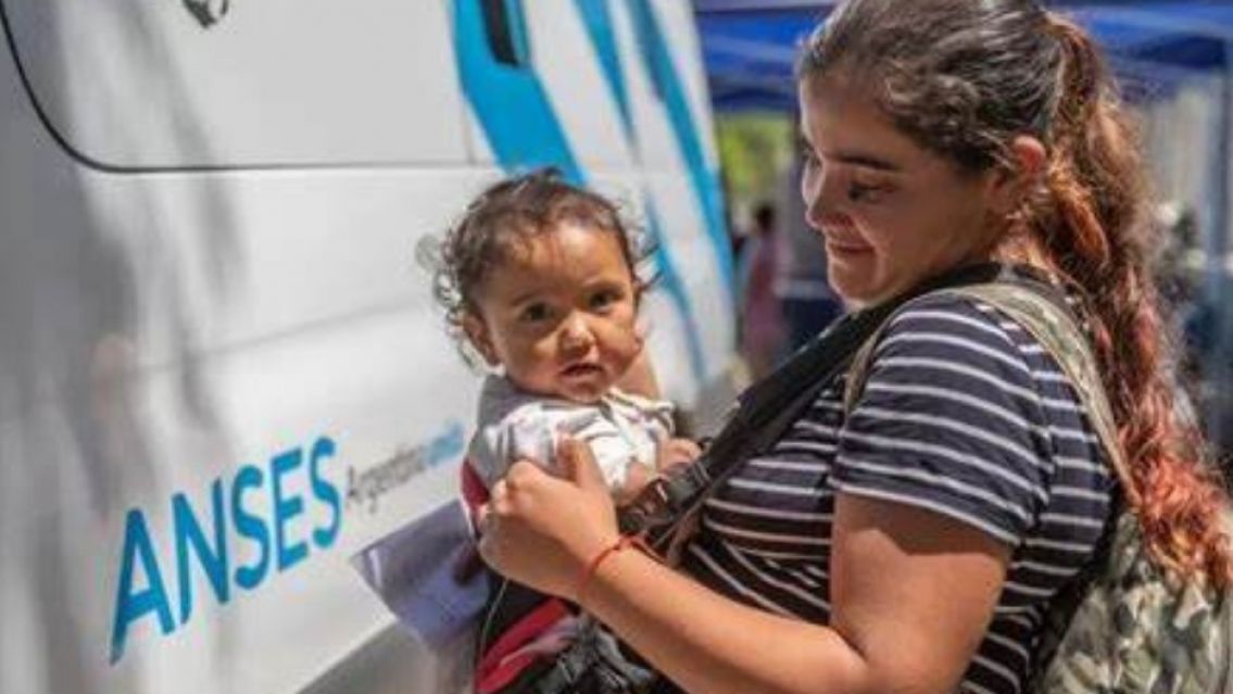 Confirmaron el aumento de la AUH y la Tarjeta Alimentar: cuánto cobrarán