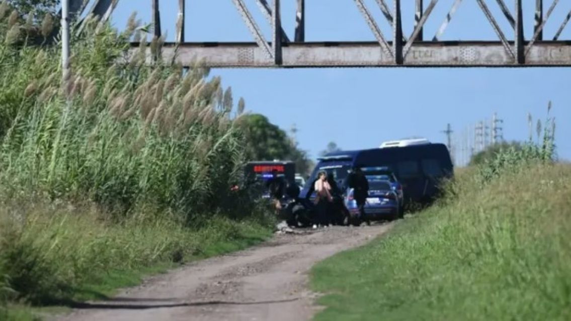Un ciclista encontr� un cuerpo calcinado en un camino rural cerca de Rosario
