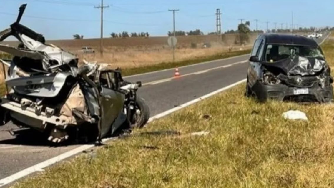 Dos amigos murieron tras chocar de frente contra otro auto 