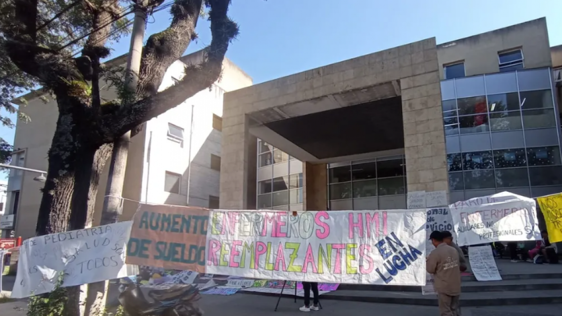 Protesta en el Materno Infantil de Jujuy: "Los enfermeros tenemos un sueldo de miseria"