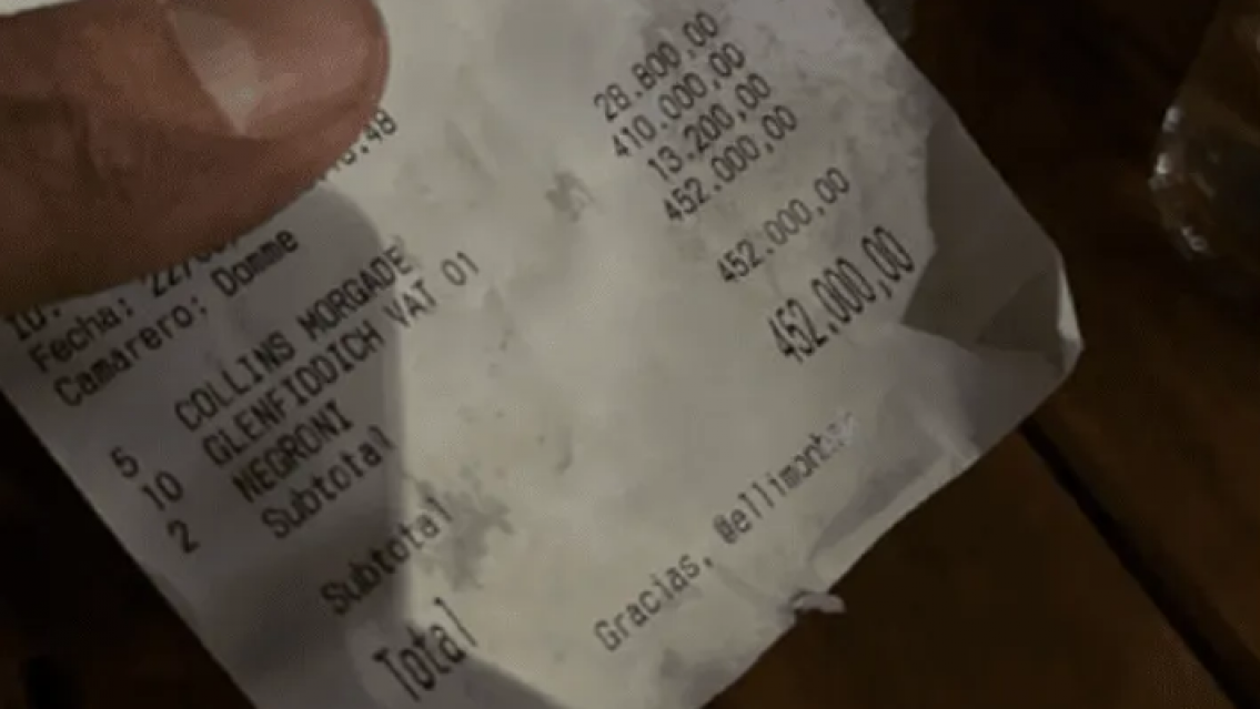 "No nos dimos cuenta", gastó casi medio millón de pesos tomando tragos con amigos