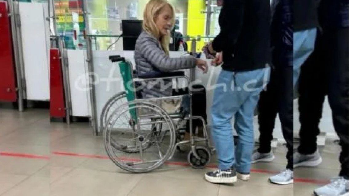Cecilia Bolocco apareció en silla de ruedas y preocupó a todos. La palabra de su hijo: