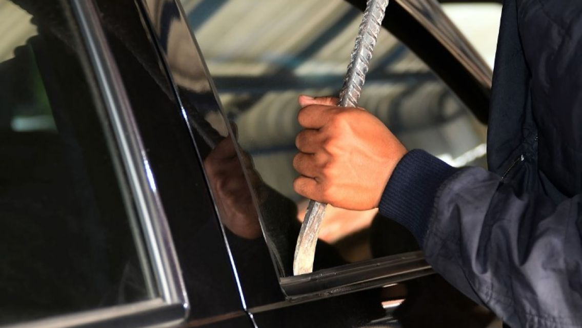 Le destrozaron el auto y le robaron lo poco que ten�a: La polic�a ni noticias