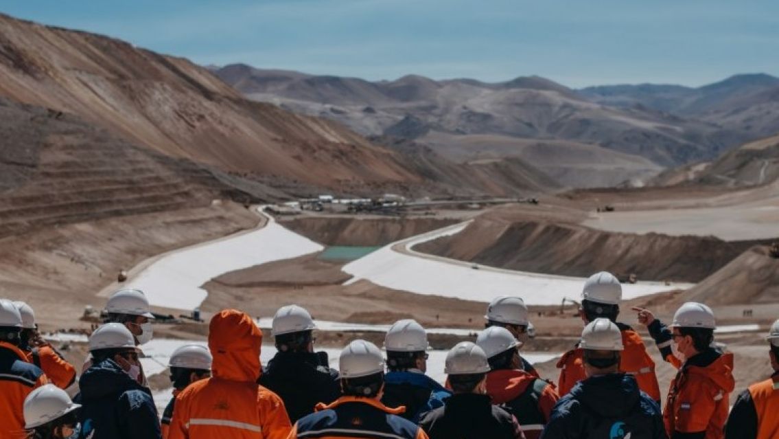 Una minera busca enfermeros para trabajar: paga sueldos tremendos