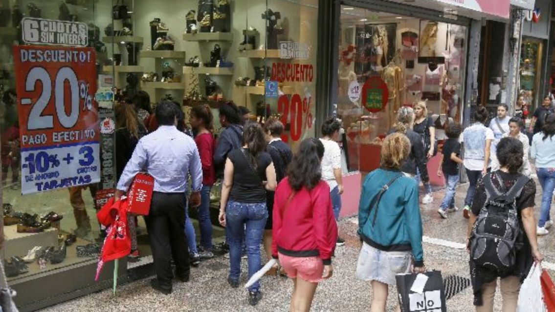 El consumo cayó un 3,5% en febrero: es la segunda peor caída en tres años