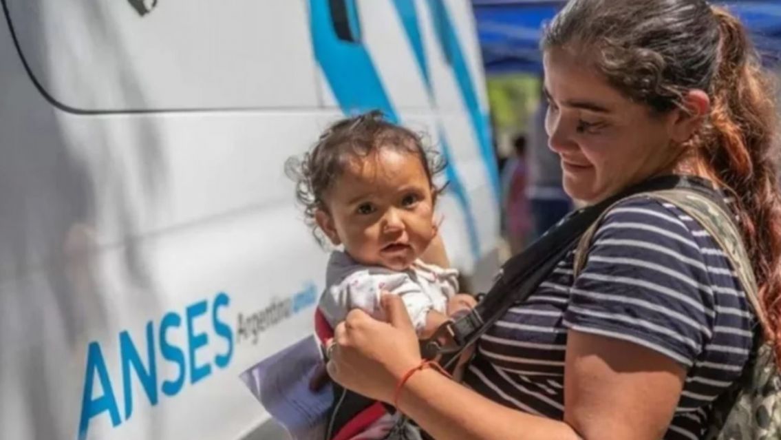 Las asignaciones familiares y universales aumentan un 27,18% a partir de este mes