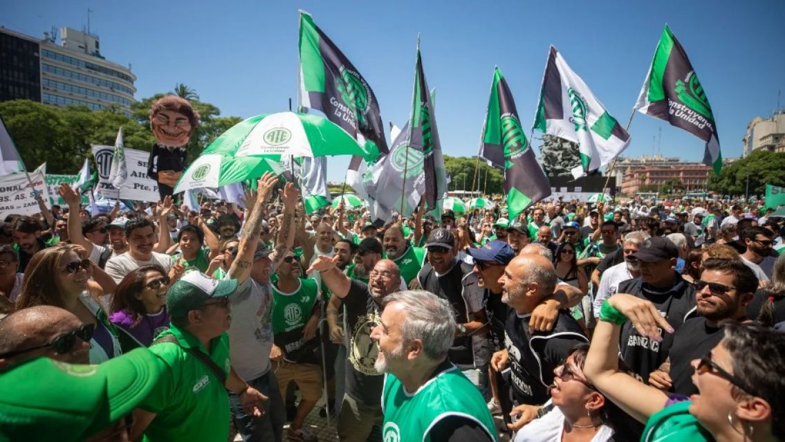 ATE convocó a un paro en todo el país tras los 70.000 despidos anunciados por Milei