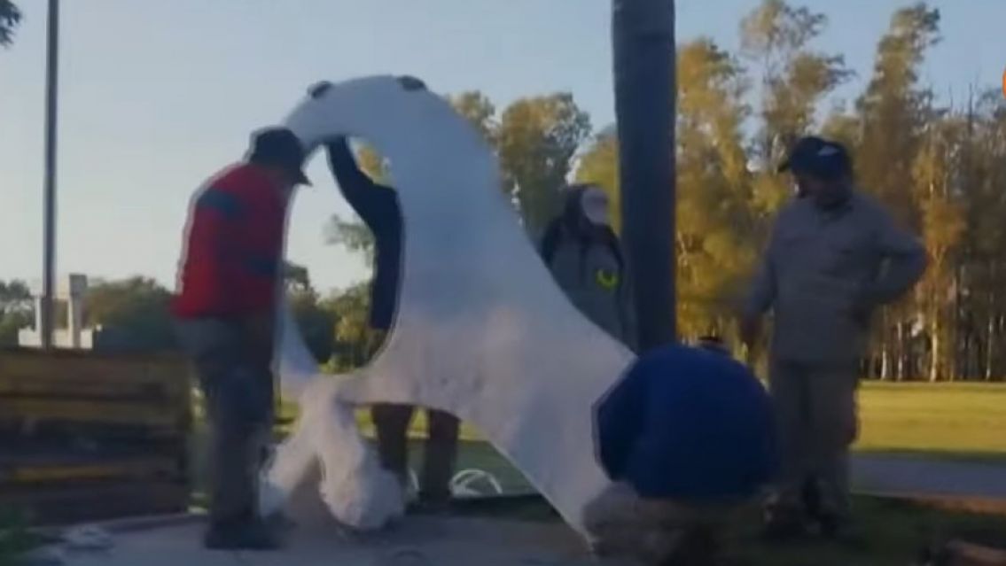C�rdoba: retiraron un monumento en homenaje a las Madres de Plaza de Mayo