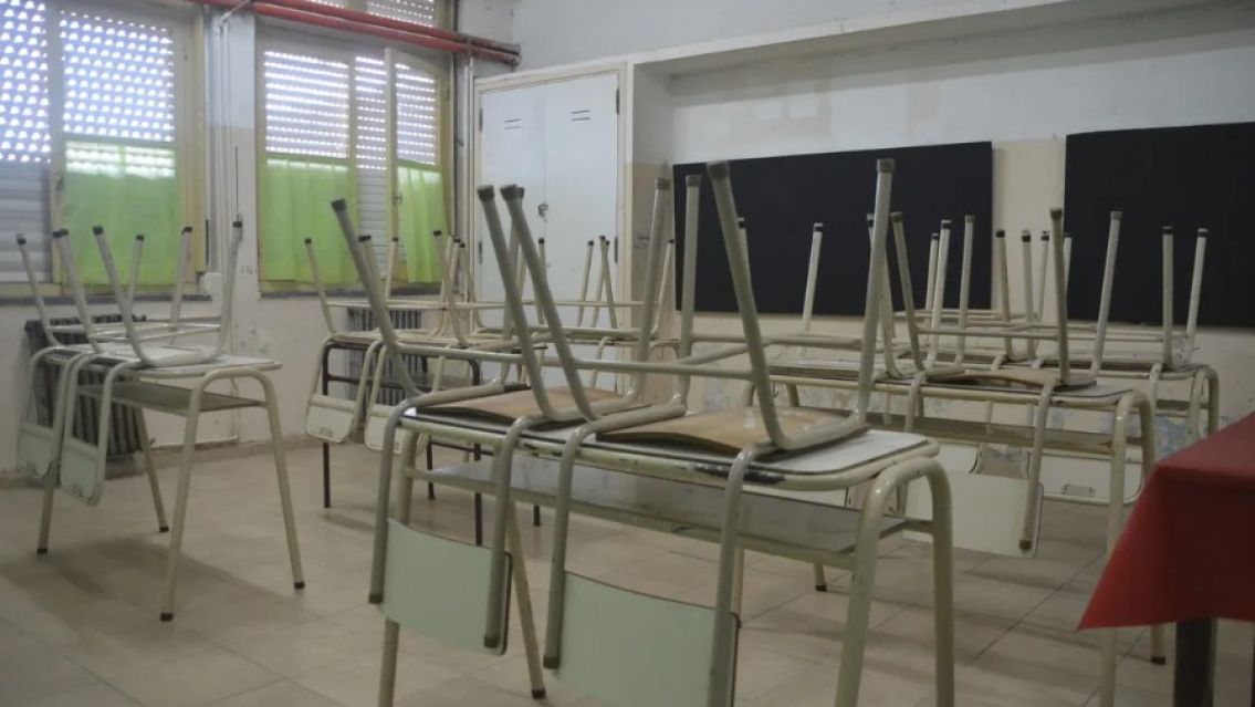 Docentes ignoran llamado a paritarias: el Ministerio descontará los días