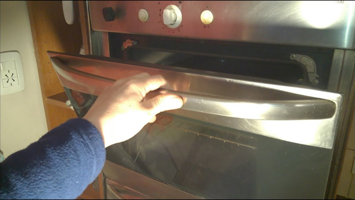 Dos chicos metieron al horno a su hermanita y la beba murió