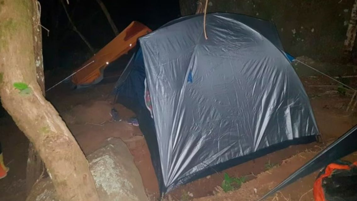 Arm� la carpa en el medio de un cerro y a la noche recibi� una visita aterradora: el video