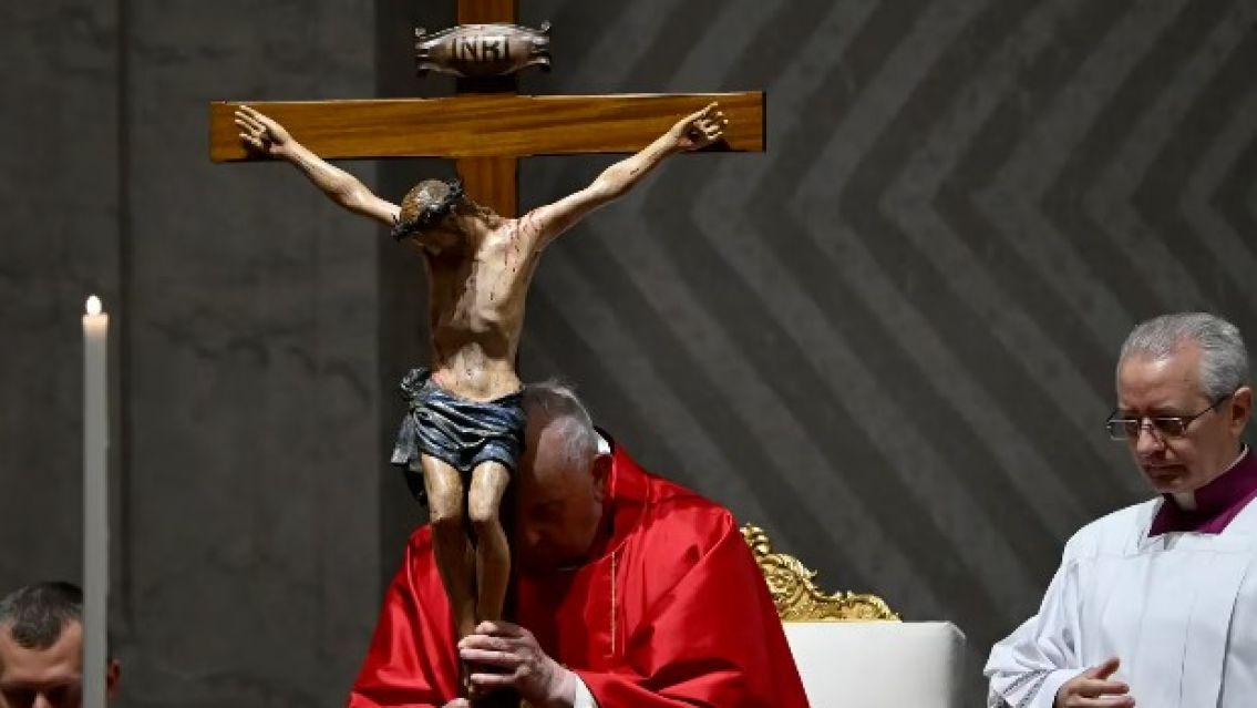 El papa Francisco canceló su participación en el Vía Crucis: Hay preocupación por su salud