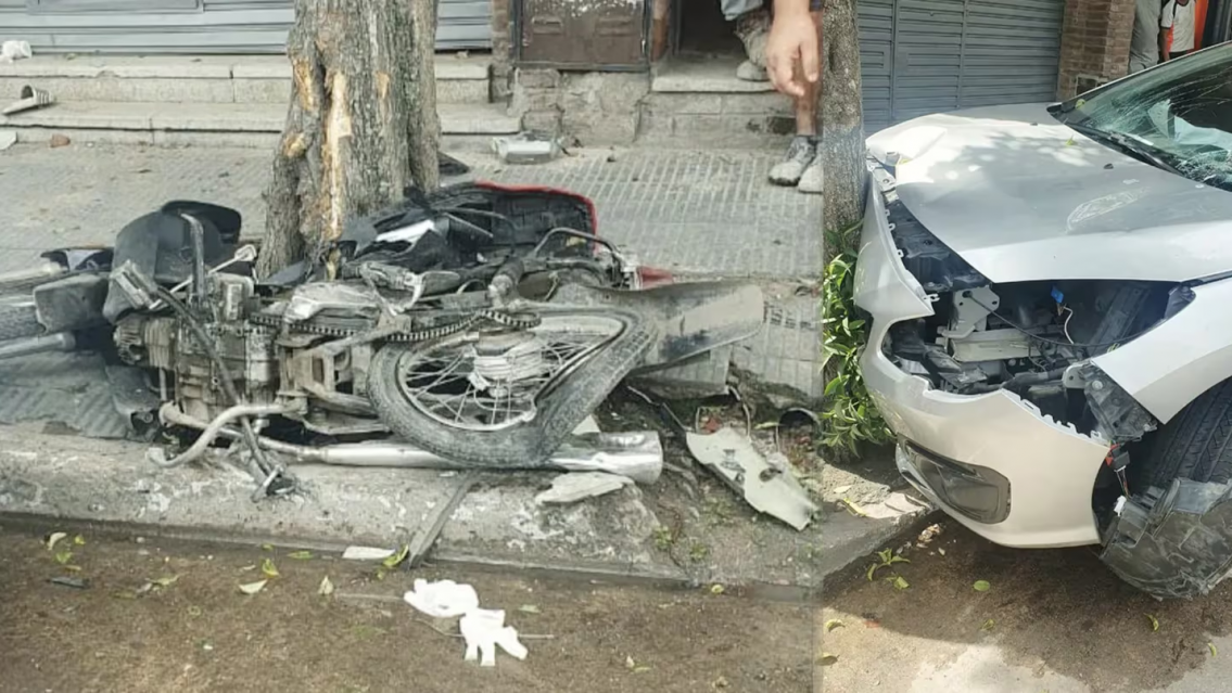 Motochorros atacaron a su esposa embarazada y él los persiguió hasta chocarlos con el auto