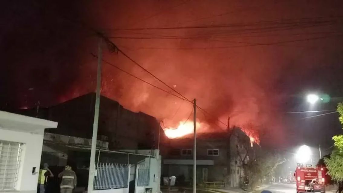 Discutió con su hijo, incendió la casa y vecinos encontraron lo peor en el lavadero