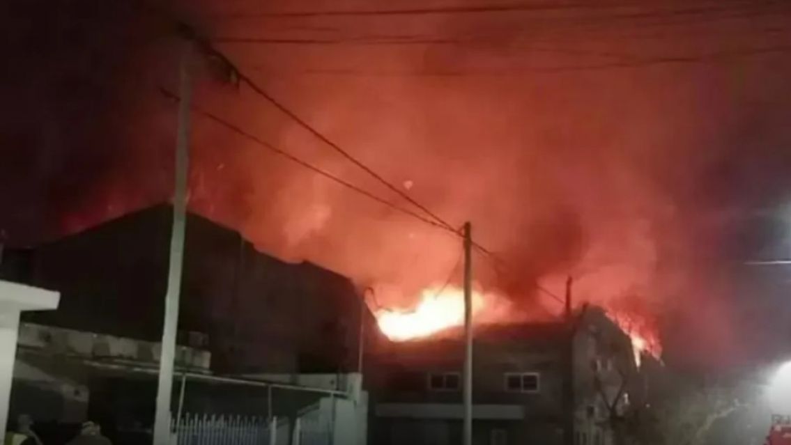 Prendió fuego su casa con su hijo adentro: no pudo escapar