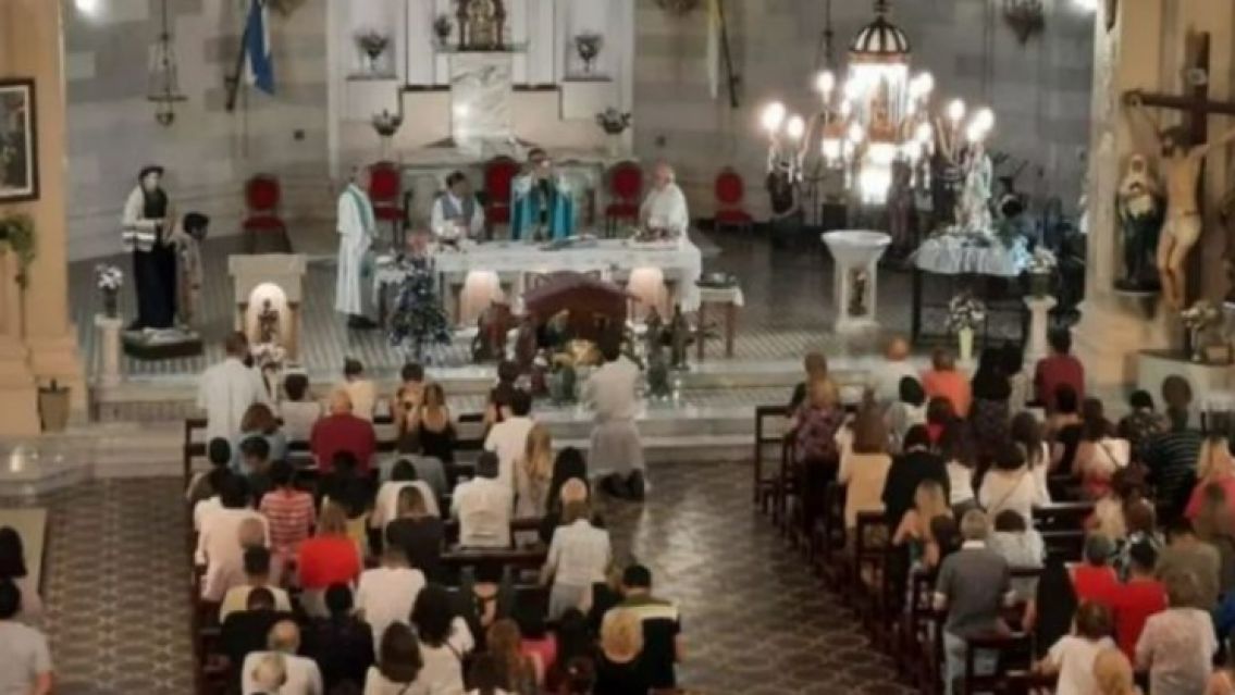 Una mujer entró llorando en medio de una misa y abandonó a su bebé